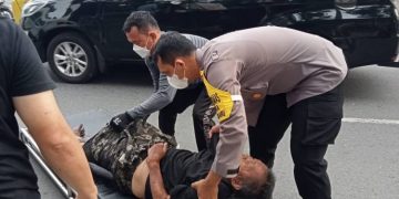 Bhabinkamtibmas Polsek Medan Baru Evakuasi Warga Kurang Mampu yang Sakit ke Rumah Sakit