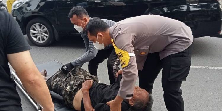 Bhabinkamtibmas Polsek Medan Baru Evakuasi Warga Kurang Mampu yang Sakit ke Rumah Sakit