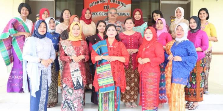 Tak Ketinggalan Polwan Sergai Meriahkan Parade Berkebayak Nusantara Goes To UNISCO di Medan