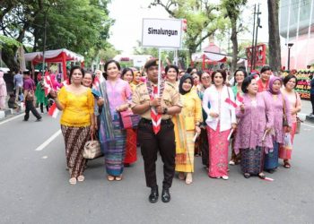 Bhayangkari Bersama Polwan Polres Simalungun Ikut Parade Kebaya Nasional Menuju UNESCO di Lap Benteng