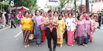 Bhayangkari Bersama Polwan Polres Simalungun Ikut Parade Kebaya Nasional Menuju UNESCO di Lap Benteng