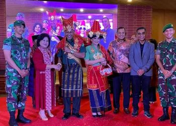 Masyarakat Karo Beri Gelar Adat Tuah Akar Kepada Danrem 172/PWY, Brigjen TNI JO Sembiring