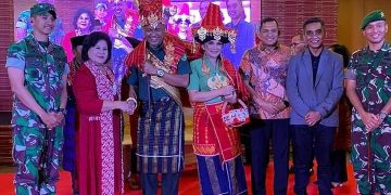 Masyarakat Karo Beri Gelar Adat Tuah Akar Kepada Danrem 172/PWY, Brigjen TNI JO Sembiring