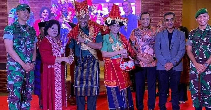 Masyarakat Karo Beri Gelar Adat Tuah Akar Kepada Danrem 172/PWY, Brigjen TNI JO Sembiring