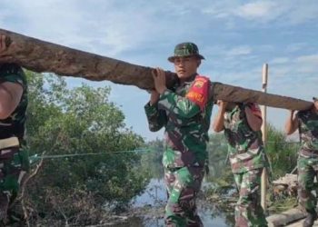 Karena Terputus, Personil Kodim 0201/Medan Bekerja Sama Bangun Jembatan Paluh Merbau