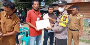 Bhabinkamtibmas Polsek Balige Bersama Kades Parsuratan Kawal Penyaluran BLT Tahap 4 Dan 5