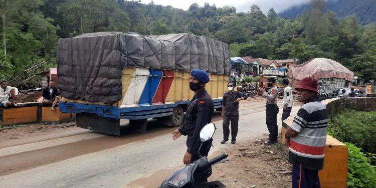 Batalyon B Respon Cepat Evakuasi dan Pengamanan Jalur Longsor diKecamatan Lumban Julu