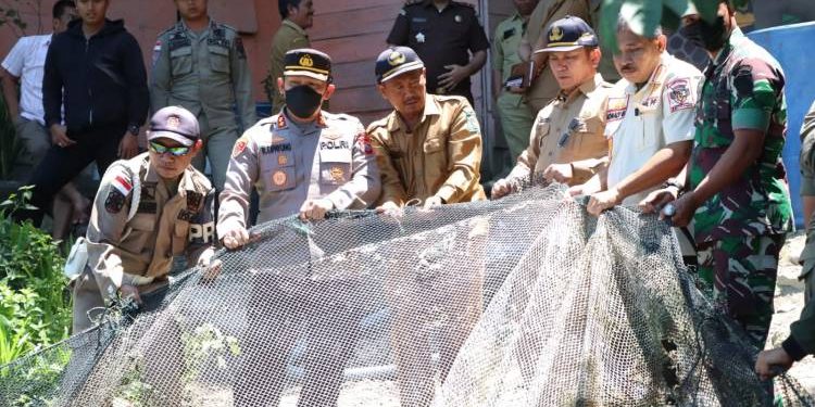 Dapat Dana Kompensasi, Kapolres Bersama Dandim dan Sekda Simalungun Kembali Tertibkan KJA di Parapat