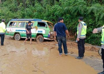 Hati-hati…! Jalur Lintas Sumatera – Tarutung Longsor