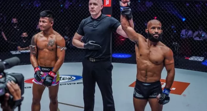 Tendangan Lutut Super Johnson Buat Moraes KO di One Championship