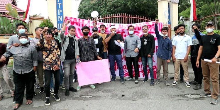 Diduga Bermasalah : PTPN 3 di Demo Mahasiswa