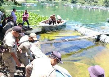 Ratusan keramba jaring apung di Parapat ditertibkan