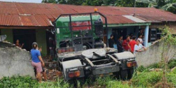 Usai Seruduk 2 Mobil di Jalan Tol, Truk Hino Tabrak Rumah Warga