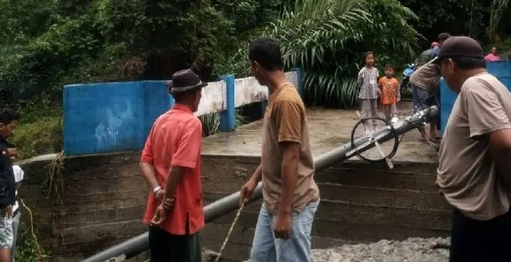Jembatan Penghubung Dua Kecamatan Deliserdang Putus Diterjang Longsor