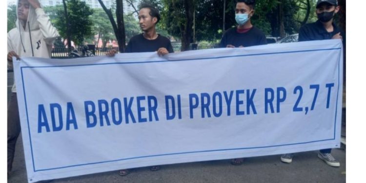 Belasan massa Pergerakan Mahasiswa Anti Korupsi Menuding ada Broker yang Bermain di Proyek Multi Years Jalan dan Jembatan Provinsi di Sumut Senilai Rp 2,7 triliun