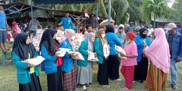 Mayor Inf Noercholis Mewakili Pangdam I BB Berkolaborasi dengan Salah Seorang Pengusaha Dermawan Bagikan 500 Paket Beras kepada Warga Desa Tanjung Rejo