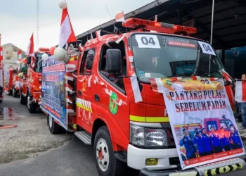 Lima armada pemadam kebakaran (damkar) di Kota Medan mengikuti lomba menghias mobil di HUT ke-77 Kemerdekaan Republik Indonesia