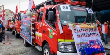 Lima armada pemadam kebakaran (damkar) di Kota Medan mengikuti lomba menghias mobil di HUT ke-77 Kemerdekaan Republik Indonesia