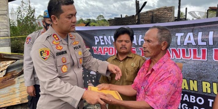 Kapolres Taput Serahkan Bantuan Kapolda Sumut ke Korban Kebakaran Rumah di Siborongborong
