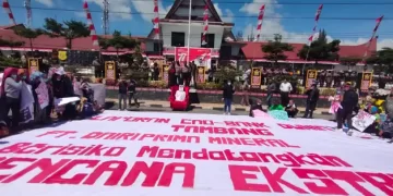 Demo Tolak Tambang PT DPM, Warga Bawa Boneka Bupati Dairi