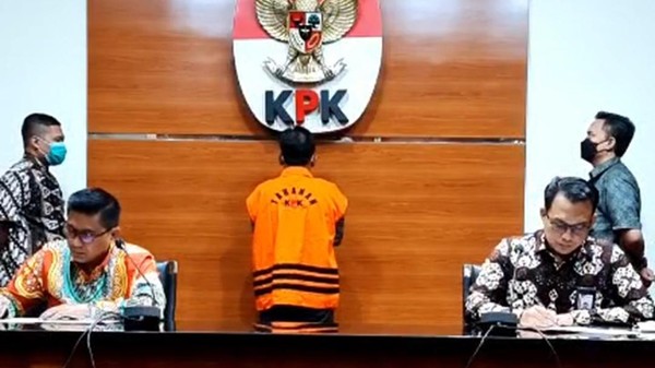 KPK resmi menetapkan 3 Wakil Ketua DPRD Tulungagung periode 2014-2019 sebagai tersangka kasus dugaan suap