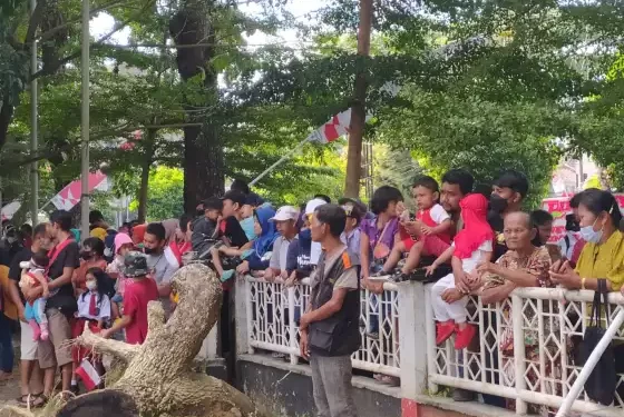 Antusias Warga Siantar Saksikan Upacara HUT RI, hingga Naik dan Duduki Pagar