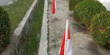 Di Kantor Camat Silau Laut Asahan, Bendera Merah Putih Dipasang Hampir Menyentuh Tanah