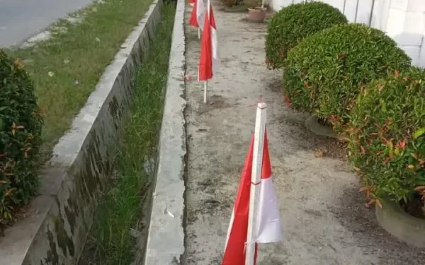 Di Kantor Camat Silau Laut Asahan, Bendera Merah Putih Dipasang Hampir Menyentuh Tanah