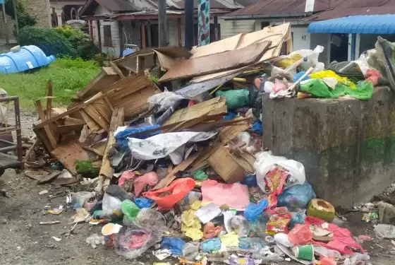 Diserbu Sampah Busuk di TPS, Kadis DLH : Alat Berat Sampah Rusak