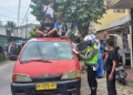 Sopir Angkot di Siantar Ditilang Gegara Naikkan Penumpang di Atap Mobil