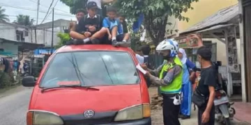 Sopir Angkot di Siantar Ditilang Gegara Naikkan Penumpang di Atap Mobil