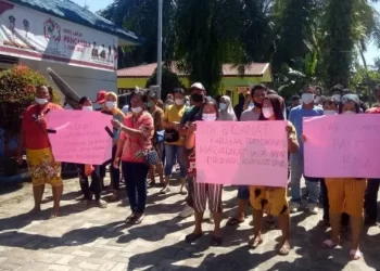 Warga Mabar Datangi Kantor Camat Bangun Purba Minta Ganti Perangkat Desa