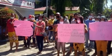 Warga Mabar Datangi Kantor Camat Bangun Purba Minta Ganti Perangkat Desa