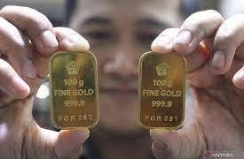 Dipicu Dolar AS, Harga Emas Melemah,  Menarik Hati Investor