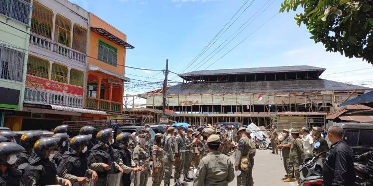 Ricuh, Aksi Satpol PP Provsu Bongkar Bekas Bioskop Ria Berastagi