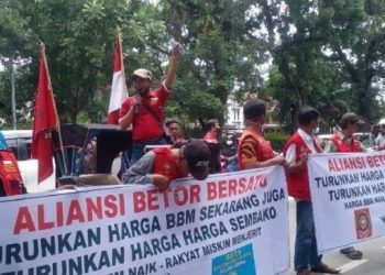 Penarik becak motor (Betor) yang tergabung dalam Aliansi Betor Bersatu mendatangi PT Pertamina di Jalan KL Yos Sudarso Medan