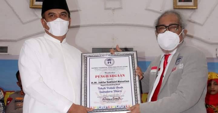 Bupati Madina Terima Penghargaan Tokoh Peduli Anak dari Komnas PA