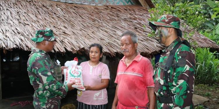 Dalam Kondisi Latihan Anggota Yonif Raider 100/PS Adakan Baksos