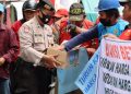 Polrestabes Medan, Sumut membagikan minuman dan makanan kepada pendemo dari aliansi Solidaritas Transportasi Bemtor