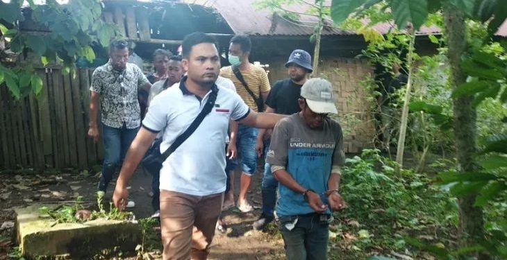 Aparat kepolisian mengobrak-abrik sarang narkoba di Desa Selamat, Kecamatan Biru