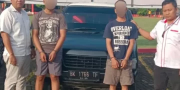 Aparat kepolisian menangkap dua pria menimbun bahan bakar minyak (BBM) berjumlah 355 liter solar bersubsidi