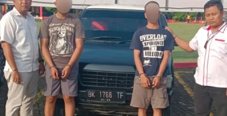 Aparat kepolisian menangkap dua pria menimbun bahan bakar minyak (BBM) berjumlah 355 liter solar bersubsidi