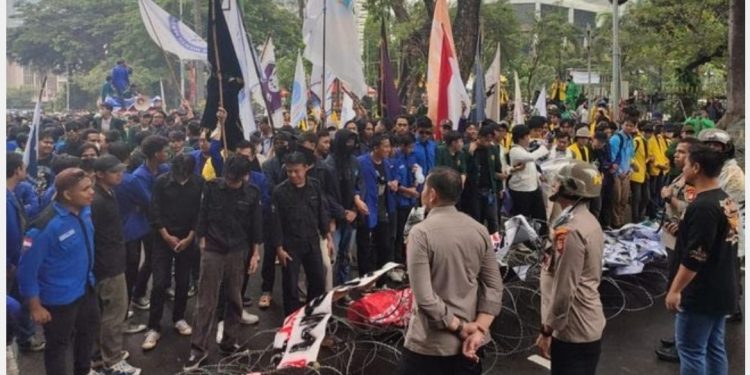 Demo Massa BEM Seluruh Indonesia Kenaikan BBM Di Patung Kuda Berakhir Ricuh