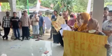 Emak-Emak Demo Minta Kadus Turun