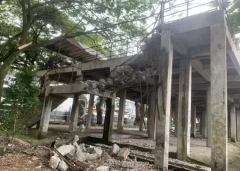 Tangga Lapangan Merdeka Medan Dirubuhkan, Pedagang Buku Protes