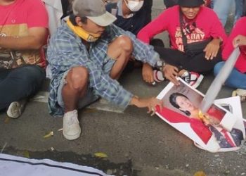 Massa AKBAR Melakukan Aksi Dengan Membakar Foto Ketua DPR Puan Maharani