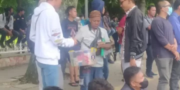 Mahasiswa Demo di Depan Kantor DPRD Siantar, PKL Raup Rezeki