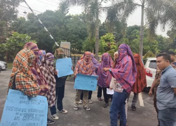Pemuda Asahan Kenakan Sarung Bergaya Maling Unjuk Rasa di Kejari Asahan