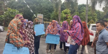 Pemuda Asahan Kenakan Sarung Bergaya Maling Unjuk Rasa di Kejari Asahan