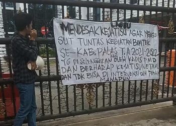 Diduga Menjadi Ajang Korupsi, LAGSU Demo Kejatisu Minta Kegiatan BIMTEK Kepala Desa se-Kabupaten Palas Diperiksa
